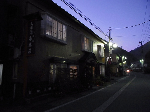 永楽荘の概観（夜）